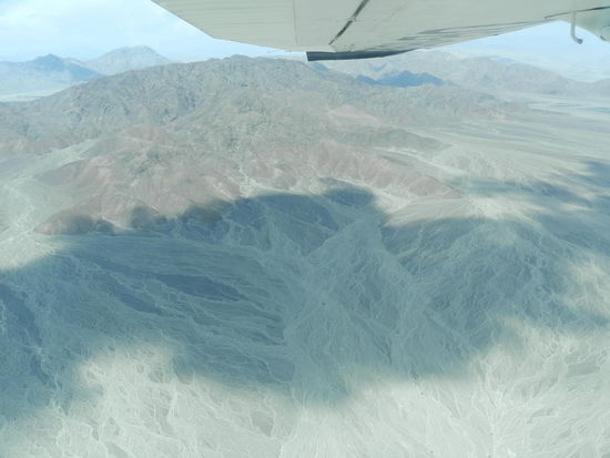 Blick auf die Berg- und Wüstenlandschaft rund um Nasca