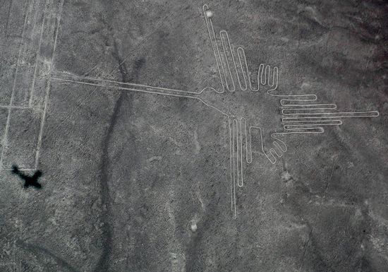 Der Kolibri (96 m), daneben der Schatten der Cessna