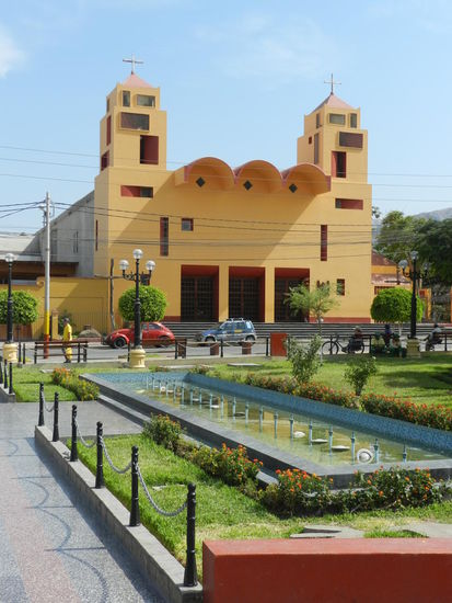 Innenstadtpark und Kirche in Nasca