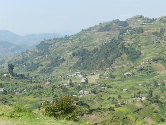 Die Routen nach Ruanda führen durch schöne Berglandschaften