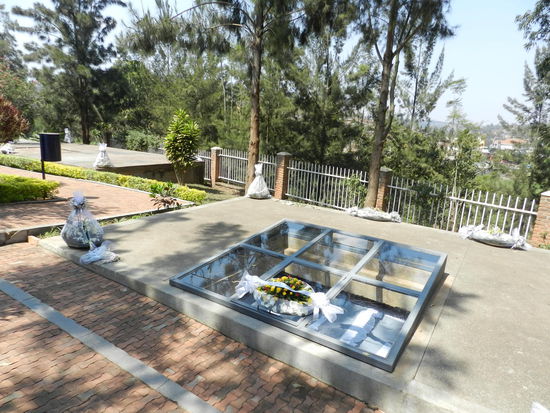 Ca. 250.000 Menschen sind hier auf dem Gelände bestattet; ein Grab ist noch offen (nur mit Blechplatte abgedeckt), ein weiteres ist von oben einsichtbar