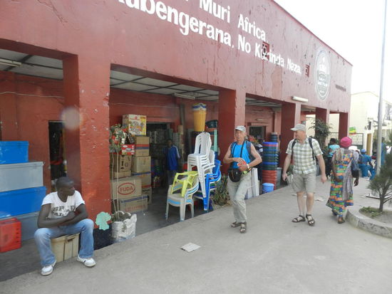 Exoten auf der Marktstaße: Muzungus auf dem Afrikanermarkt