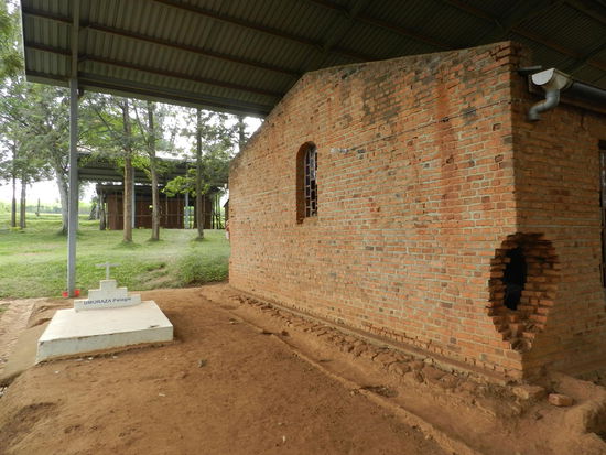 Die ehemalige katholische Kirche in Ntarama, in der bei einem Massaker 1994 ca. 5000 Menschen umkamen