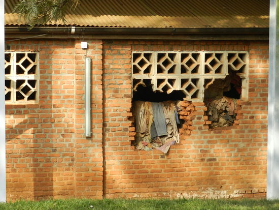 Menschliche Überreste, Kleidungsstücke, Hausrat und Tatwaffen liegen noch immer in der Kirche. Innerhalb des Gebäudes kann nicht fotografiert werden.