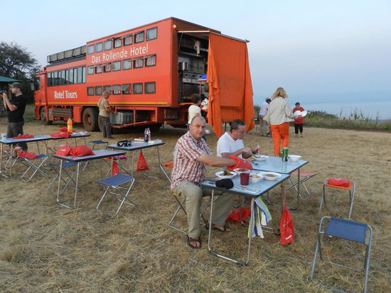 So, hier kommt noch mal was aus dem Rotelleben: das Esszimmer, im Freien gibt es Campingtische, beim Kochen wird geholfen, und abgespült wird selber