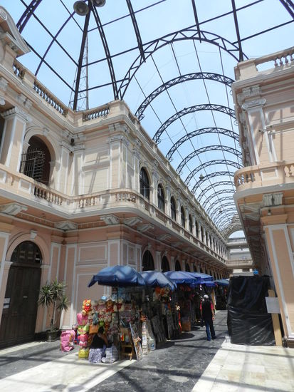 Einkaufspassage am alten Postamt