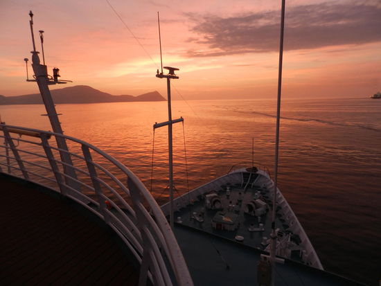 Auslaufen aus Callao bei Sonnenuntergang