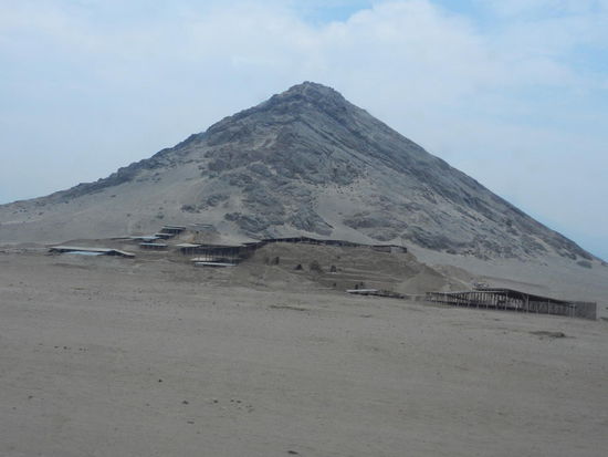 Die Mondpyramide vor dem heiligen Berg, nach dessen Form sie ausgerichtet wurde