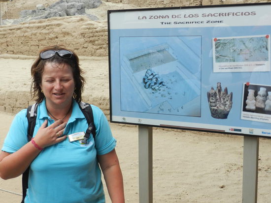 Reiseleiterin Elke erläutert die Ausgrabungsstätte