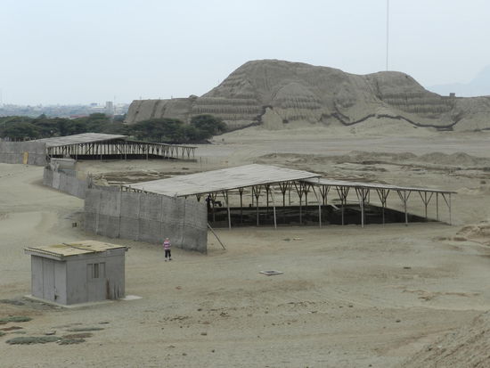 Blick über die Fläche des ehemaligen Mochedorfes auf die Sonnenpyramide