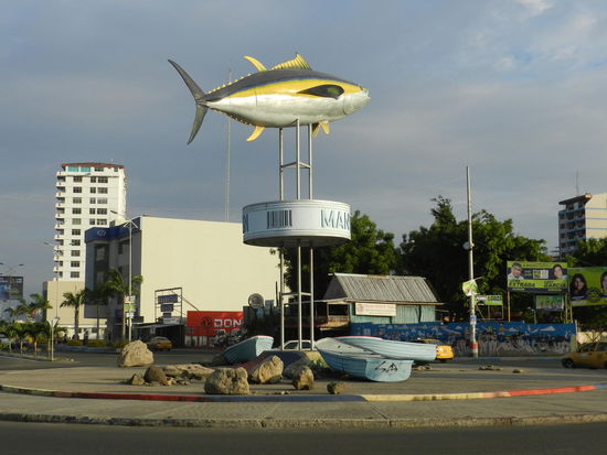 Kreuzung in Manta mit einem Hinweis, was hier der Hauptfang der Fischer ist: Thunfisch