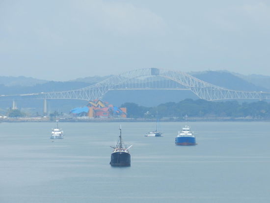 Auf Reede vor Panama; im Hintergrund die Americabrücke