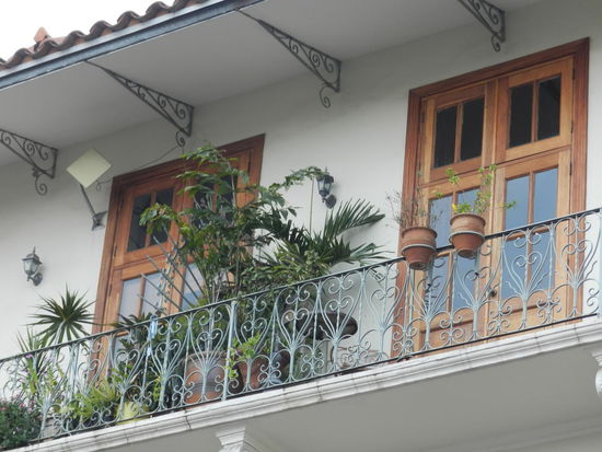 Schön gestaltete Balkone im restaurierten Teil der kolonialen Altstadt