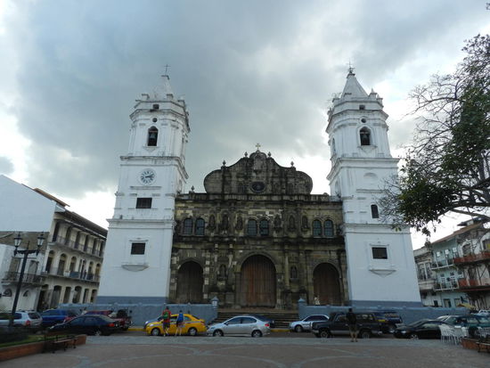 Acuh in Panama-City steht an der Plaza de Armas die Kathedrale