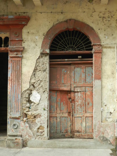 In der kolonialen Altstadt gibt es aber auch noch viele unrestaurierte Gebäude, die aber nicht minder interessant sind