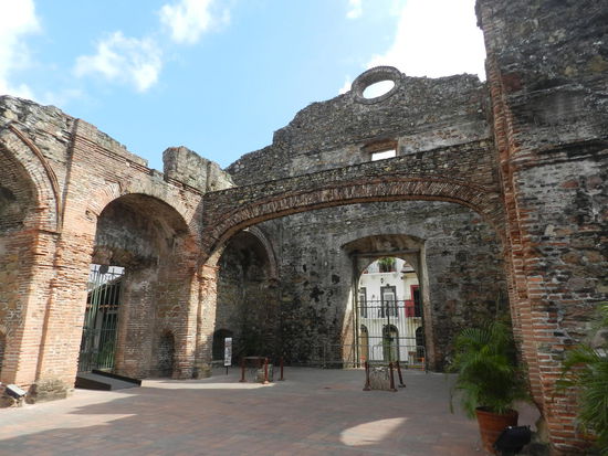 Klosterruine in der  kolonialen Altstadt