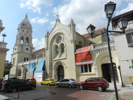 Selbst in der überschaubar großen kolonialen Altstadt existieren viele Kirchen