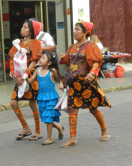 Panamaerinnen in traditioneller Kleidung