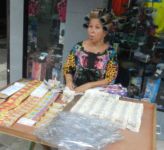 "Hay lotería", Losverkäuferin mit Lockenwicklern