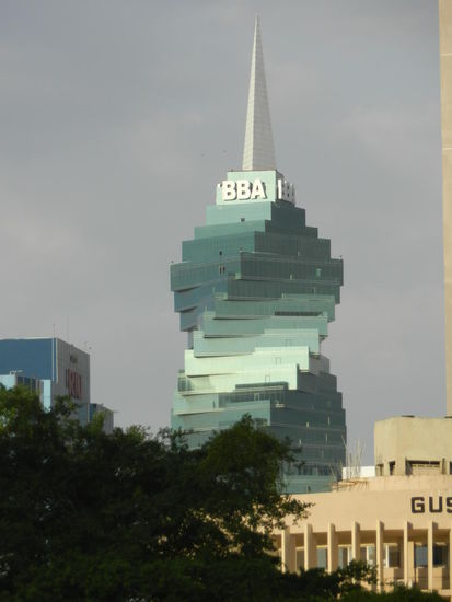 Farbenspiel in der Sonne - Wolkenkratzer in Panamas Neustadt