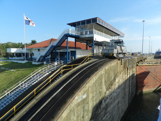 Mit 6 "Mulis" genannten Lokomotiven wird die MS Albatros auf Kurs gehalten und durch die Schleusen manövriert