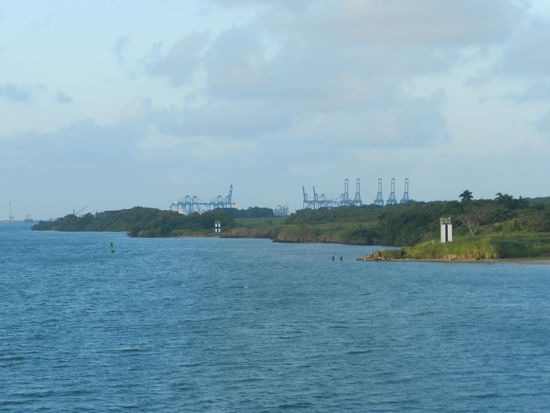 Das Ende des Kanals ist erreicht - Blick auf den Hafen von Colon