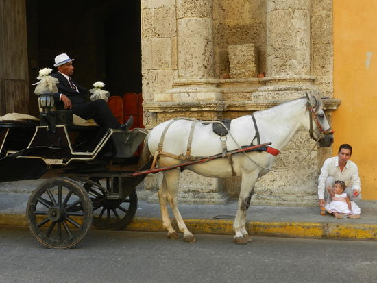 Hochzeitskutsche vor der Kirche am Markt