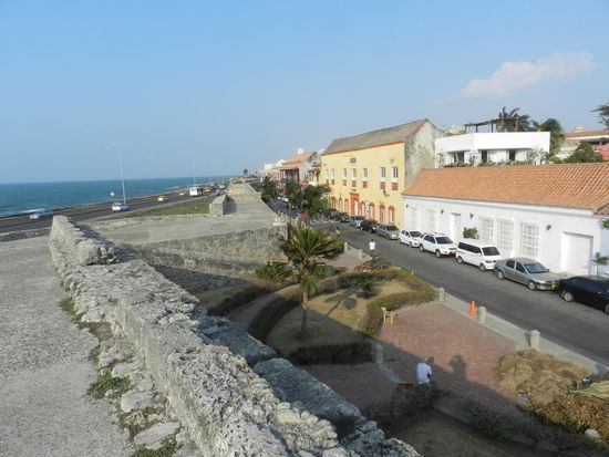 Blick von der mächtigen Stadtmauer