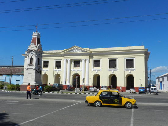 Das Gebäude der Hafenverwaltung in Santiago de Cuba
