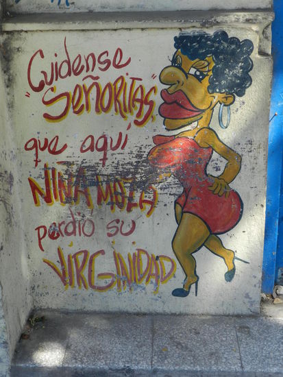 Ansage an die Chicas von Santiago de Cuba an einer Barwand