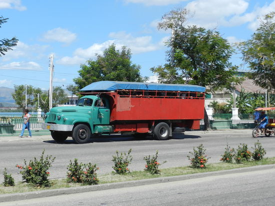 ... und in aus LKW erbauten Bussen