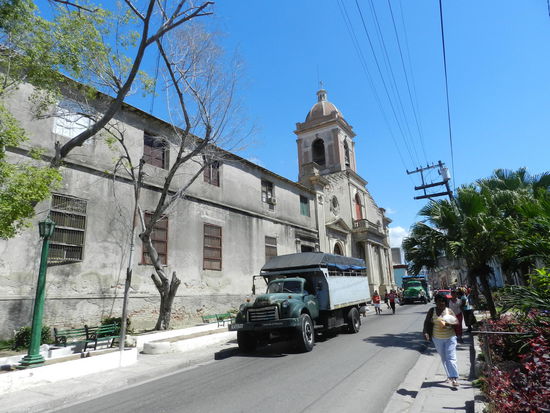 Die Franziskanerkirche, davor ein LKW-Bus