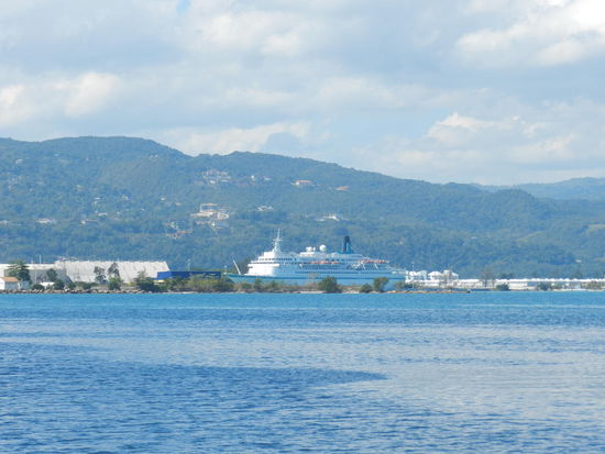 Blick von Mobay auf die im Hafen liegende Albatros