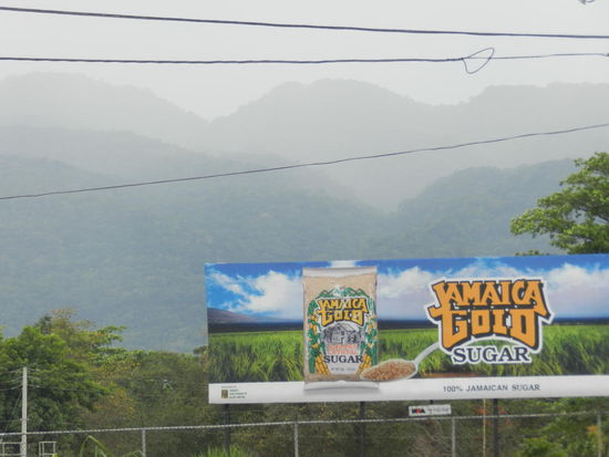 Regenwolken ziehen über den Bergen und Zuckerrohrfeldern auf