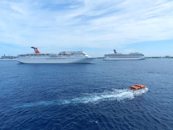 Tenderboot der Albatros vor auf Reede liegenden Kreuzfahrtschiffen vor Georgetown