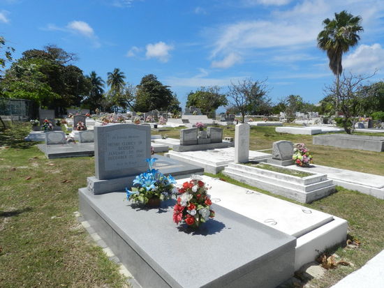 ... vorbei an einem großen Friedhof mit Meerblick ...