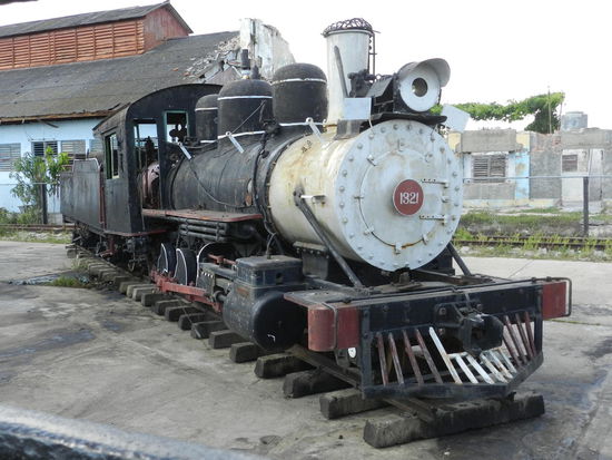 Wohl nur noch ein Schrotthaufen - Lok im Ausstellungsgelände