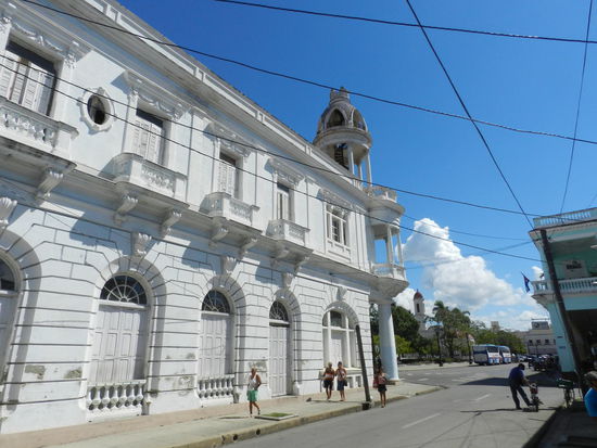 Blick auf eine der schön renovierten Fassaden