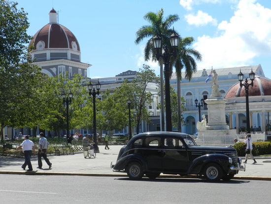 Hauptplatz mit Oldtimer in Cienfuegos