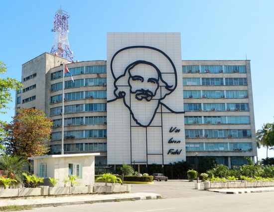 Übergroße Figuren sind an den Gebäuden rund um den Platz der Revolution angebracht