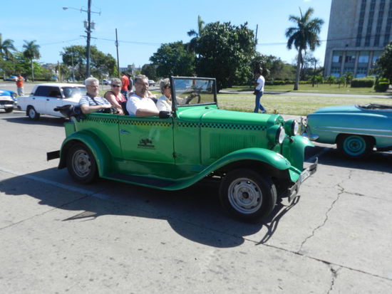 Oldtimer der unterschiedlichsten Epochen bestimmen das Straßenbild Havannas