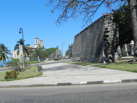 Reste der alten Stadtmauer in der Altstdt Havannas