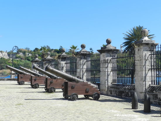 In der Altstadt gibt es immer wieder historische Einblicke, mal eine Festung, mal ein koloniales Gebäude; Kanonen scheint es im Überfluß zu geben