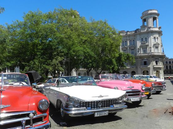 Oldtimertaxen warten auf Rundfahrtgäste