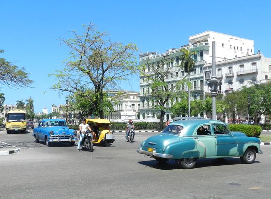 Alltagsszene an einer Kreuzung nahe des Kapitols