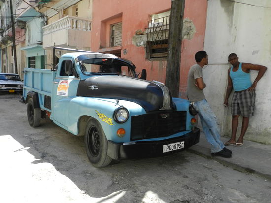 Junge Männder stehen gelangweilt in der Altstadt Havannas