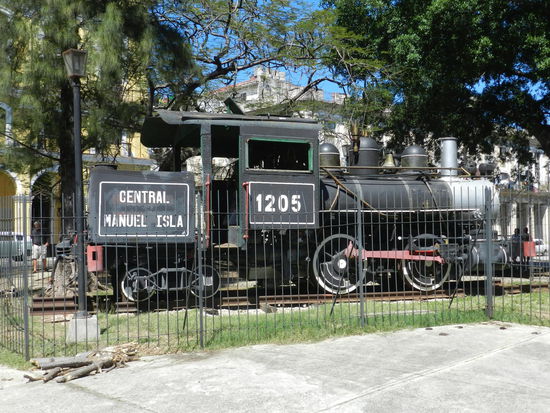 Vor dem Hauptbahnhof sind alte Dampfloks ausgestellt