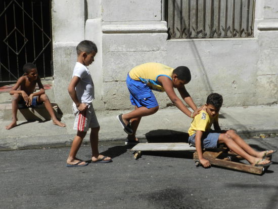Spielende Kinder in der Altstadt