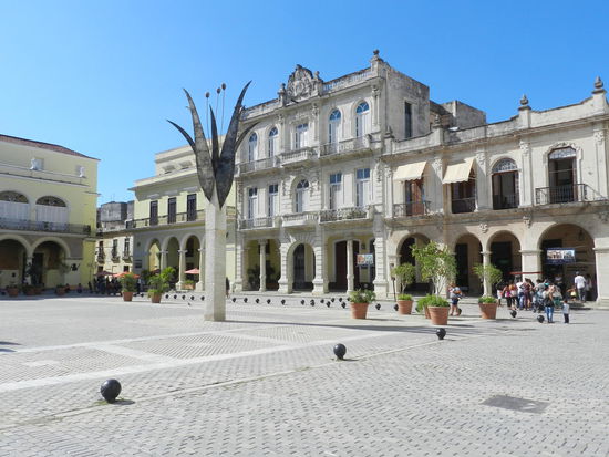 Herausgeputzte Plätze in Havannas Altstadt lassen nicht vermuten, wie weit der Zerfall in den Nebenstraßen vorangeschritten ist