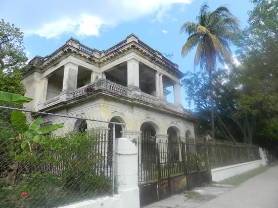 Verfallene Villen im Diplomatenviertel Miramar